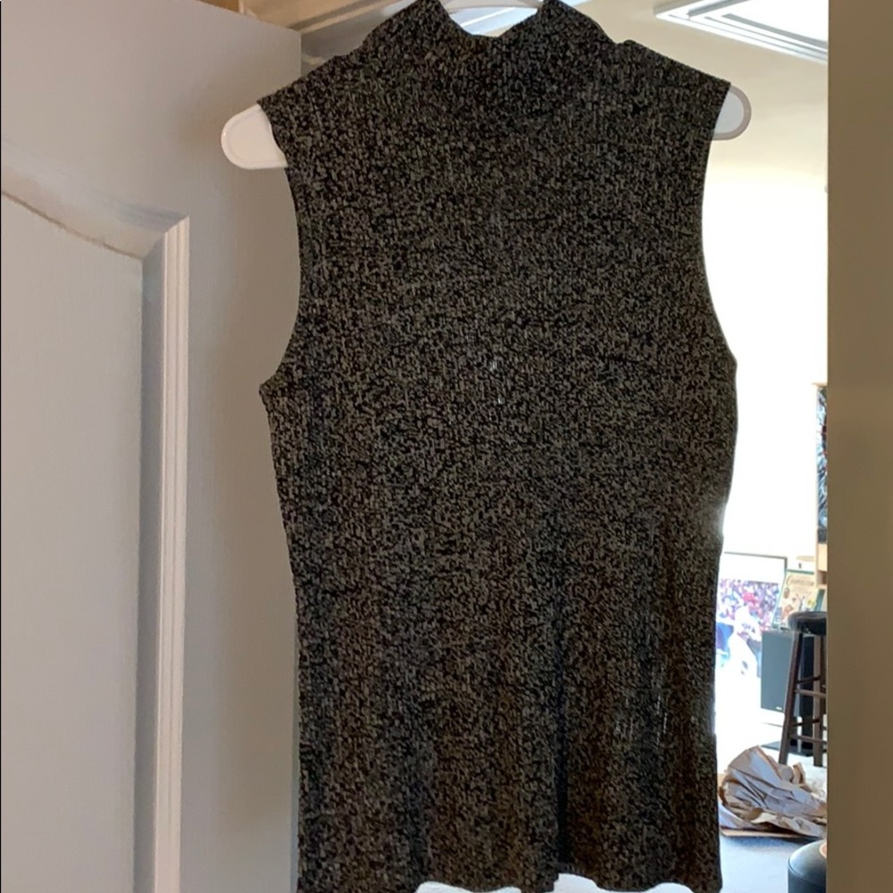 Sleeveless sweater top turtle neck